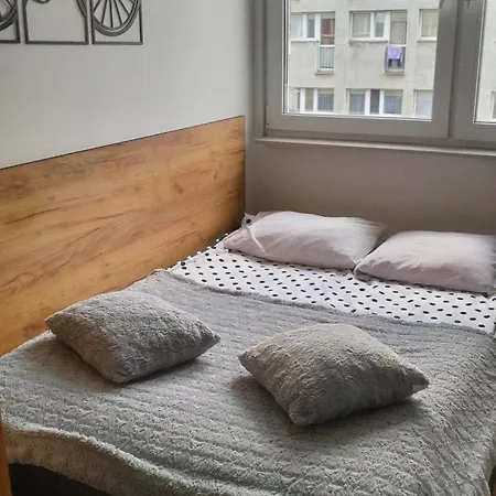 Nighthost Robotnicza 32 M 328 Free Parking