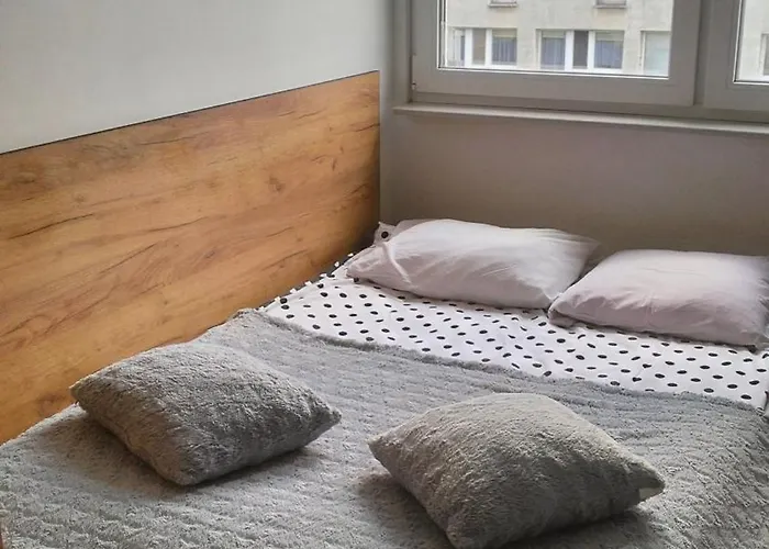 Nighthost Robotnicza 32 M 328 Free Parking