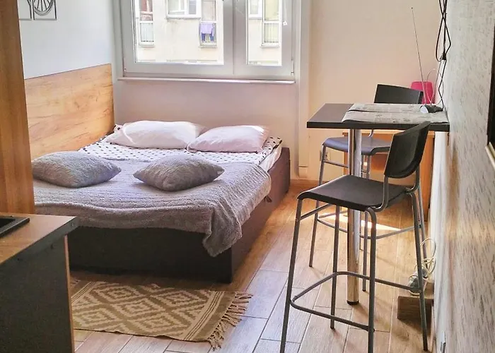 Nighthost Robotnicza 32 M 328 Free Parking